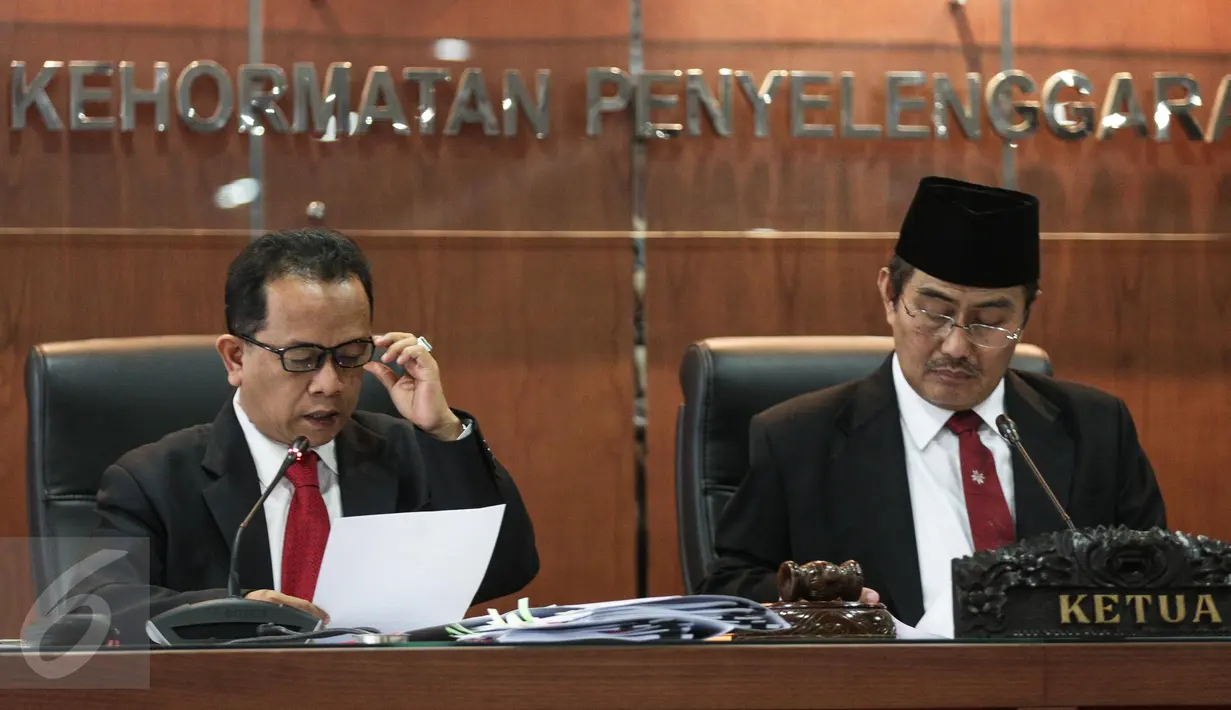 Suasana pembacaan sembilan putusan DKPP di Jakarta, Jumat (7/4). Salah satunya, putusan sidang kode etik Ketua KPU DKI, Sumarno, dan Ketua Bawaslu DKI, Mimah Susanti. (Liputan6.com/Faizal Fanani)
