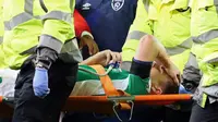 Pemain Irlandia, Seamus Coleman, mengalami patah kaki saat menghadapi Wales di Stadion Aviva, Dublin, Jumat (24/3/2017). (AFP/Paul Faith)