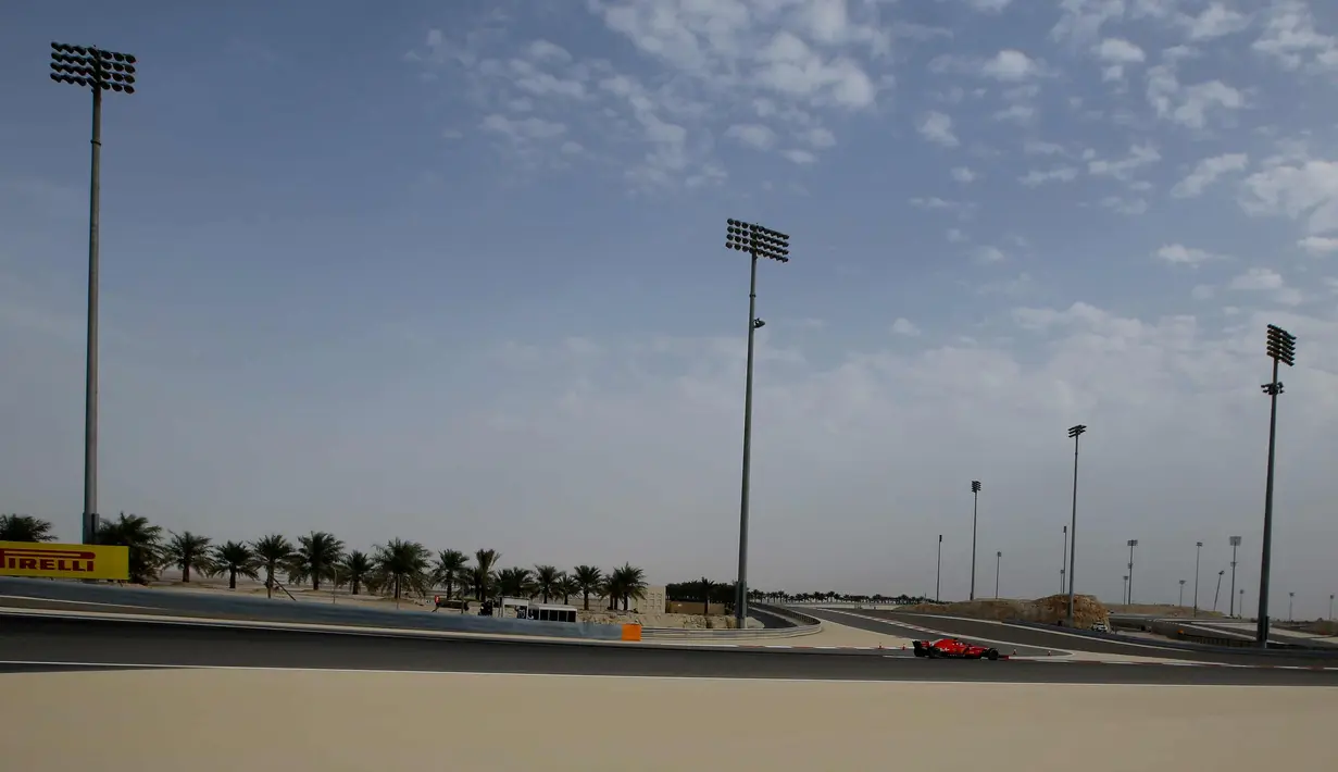Pembalap Ferrari Sebastian Vettel dari Jerman mengemudikan mobilnya selama latihan bebas pertama di Sirkuit Internasional Bahrain Formula Satu di Sakhir, Bahrain, (6/4). F1 GP Bahrain akan berlangsung pada hari Minggu. (AP Photo/Luca Bruno)