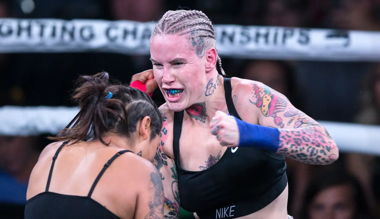 Bec Rawlings (kanan) memukul Alma Garcia dalam pertandingan kelas 44 kg Bare Knuckle Fighting Championship atau tinju tanpa sarung tangan di Cheyenne, 2 Juni 2018. Tak ada penghalang tangan di jenis pertarungan ini. (AP Photo/Michael Smith)