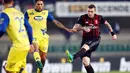 Tendangan keras Juraj Kucka dari luar kotak pinalti mengantar kemenangan untuk tim nya, Verona, Italia (16/10). Kemenangan Milan atas Chievo membawa mereka naik keperingkat tiga besar liga Italia. (Reuters/ Alessandro Garofalo)