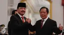 Mantan Kepala BIN Sutiyoso memberikan selamat kepada Kepala Badan Intelijen Negara (BIN) Budi Gunawan usai pelantikan di Istana Negara, Jakarta, Jumat (9/9). Budi Gunawan resmi menjadi Kepala BIN menggantikan Sutiyoso. (Liputan6.com/Faizal Fanani)