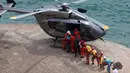 Petugas mengevakuasi korban menggunakan helikopter setelah sebuah bus jatuh dari tebing di Pasamayo, Peru, Selasa (3/1). Warga sekitar menyebutkan, lokasi jatuhnya bus dikenal sebagai 'jalur setan' yang rawan kecelakaan. (HO/ANDINA/AFP)