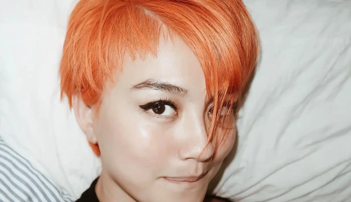 Agnez Mo sempat tampil dengan rambut pixie yang diwarnai oranye. Gayanya ini dipuji bak G-Dragon. @agnezmo.