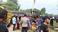 Kecelakaan tunggal bus terjun tabrak pembatas di Tol Pemalang-Batang. (Foto: Liputan6.com/Polres Pemalang)