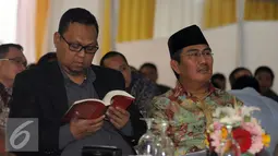 Wakil Ketua Komisi II DPR RI, Lukman Edy (kiri) melihat buku yang akan diluncurkan pada perayaan empat tahun DKPP di Jakarta, Senin (13/6/2016). DKPP meluncurkan buku yang merekam jejak Pemilukada Serentak pada 2015 lalu. (Liputan6.com/Helmi Fithriansyah)