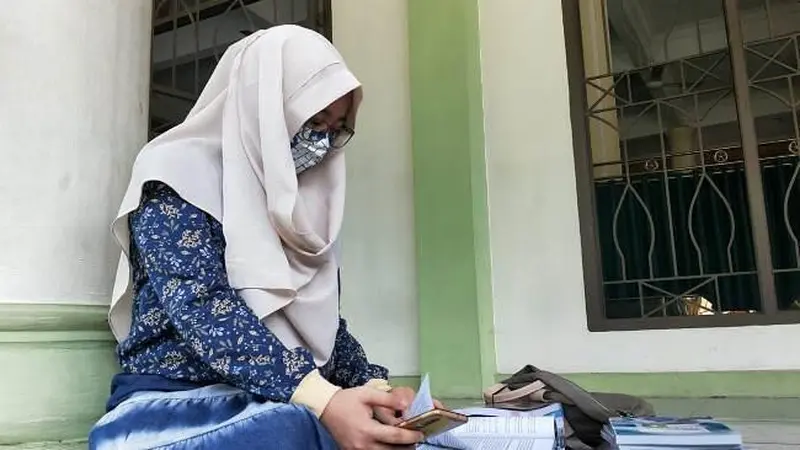 Seorang pelajar di Pekanbaru belajar daring sejak pandemi Covid-19.