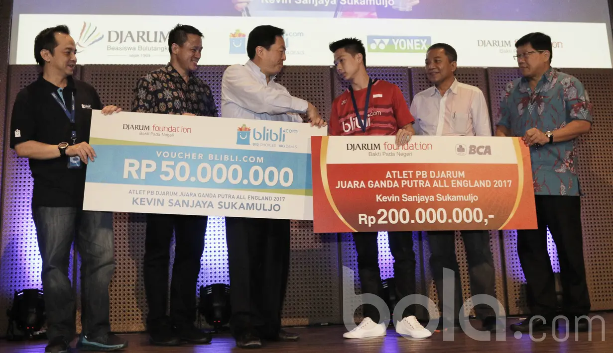 Juara All England 2017, Kevin Sanjaya, menghadiri acara pemberian bonus dari Djarum Foundation. Bonus tersebut berupa deposito BCA senilai Rp 200 juta dari Djarum Foundation dan voucher dari Blibli.com senilai Rp 50 juta. (Bola.com/M Iqbal Ichsan)