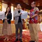 Ketua KPU Arief Budiman, Komisioner KPU Hasyim Asy`ari, bersama moderator debat  Tommy Tjokro dan Anisha Dasuki  (Liputan6.com/Johan Tallo)