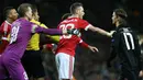 Gelandang Manchester United, Morgan Schneiderlin, berebut bola dengan pemain Midtjylland, Kris Olsson.  Pada laga itu wasit mengeluarkan tiga kartu kuning dan satu kartu merah. (Reuters/Russell Cheyne)