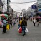 Suasana kawasan pusat perbelanjaan di Jalan Dalem Kaum, Kota Bandung terlihat lengang pengunjung pada Rabu (12/5/2021). (Liputan6.com/Huyogo Simbolon)