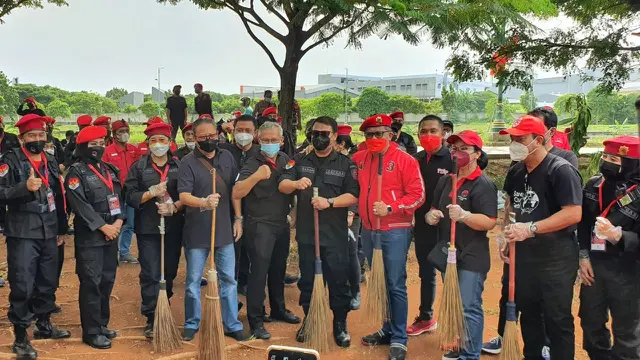 PDIP menggelar aksi bersih-bersih Daerah Aliran Sungai (DAS) Ciliwung dan menanam pohon dalam rangka menyambut HUT Ke-49 Partai.