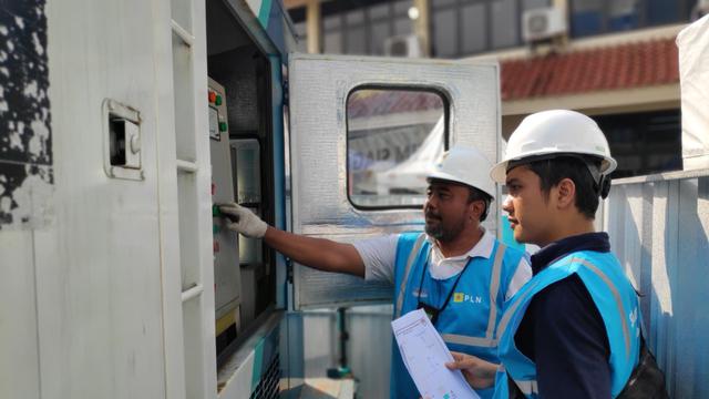 Petugas PLN. Dok PLN Disjaya