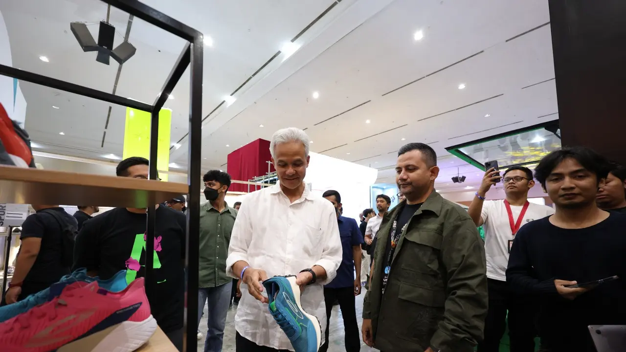 Bakal calon presiden Ganjar Pranowo, mengunjungi pameran Urban Sneaker Society (USS) di JCC Jakarta, Jumat (3/11/2023) malam.