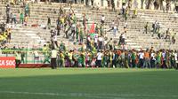 Suporter PS TNI masuk ke dalam lapangan saat berlangsungnya pertandingan antara Persegres Gresik United melawan PS TNI di Stadion Petrokimia, Minggu (22/5/2016). (Bola.com/Fahrizal Arnas)