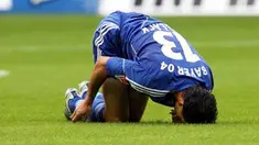 Gelandang Bayer Leverkusen Michael Ballack mengerang kesakitan di laga Bundesliga melawan Borussia Dortmund di Signal Iduna Park, 22 Agustus 2010. AFP PHOTO / PATRIK STOLLARZ