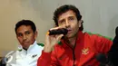 Pelatih Luis Milla Aspas (kanan) menjawab pertanyaan saat memperkenalkan tim kepelatihan Timnas Indonesia di kantor PSSI, Jakarta, Kamis (9/2). Mantan pemain timnas, Bima Sakti menempati posisi sebagai asisten pelatih. (Liputan6.com/Helmi Fithriansyah)