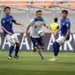 Aksi gelandang Inggris, Chris Rigg (tengah) dikawal dua pemain Uzbekistan pada 16 besar Piala Dunia U-17 2023 di Stadion JIS, Jakarta, Rabu (22/11/2023) sore WIB. (Bola.com/Bagaskara Lazuardi)