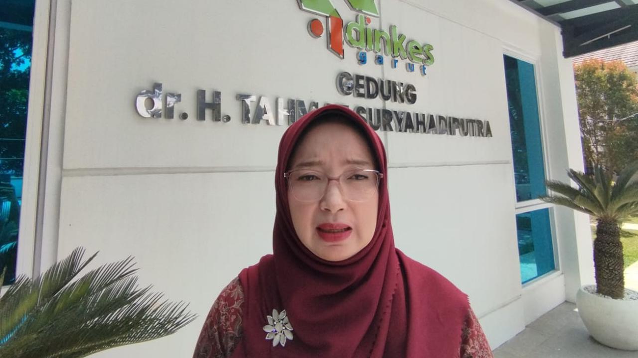 Kadinkes Garut, Leli Yuliani, mengatakan virus HMPV bukanlah virus baru yang mematikan, namun telah ditemukan sejak 2001 dengan karakteristik mirip flu oleh para ahli media dunia saat itu. (Liputan6.com/Jayadi Supriadin)