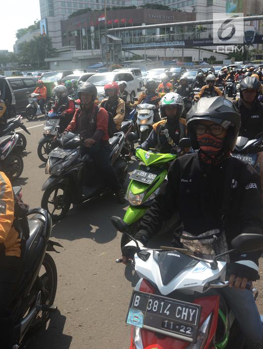 Ratusan pengemudi Uber melakukan konvoi perpisahan Bundaran HI, Jakarta, Sabtu (7/4). Setelah Uber di akuisisi oleh perusahaan Grab kini sebagaian besar driver berpindah ke Gojek. (Merdeka.com/Imam Buhori)