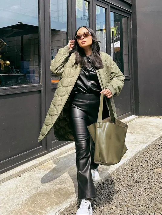 Outfit bernuansa hijau termasuk lumut jadi warna yang akan banyak dilihat tahun ini [@ayladimitri]