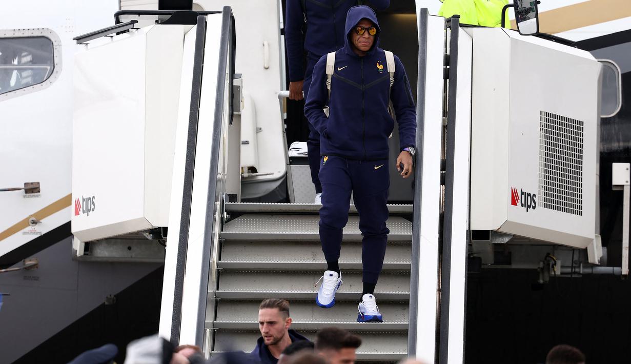 Pemain Timnas Prancis, Kylian Mbappe tiba di Bandara Paderborn Lippstadt, Jerman pada Rabu (12/06/2024) waktu setempat untuk berlaga di Euro 2024. (AFP/Franck Fife)