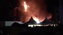 Gambar yang diambil dari video oleh David Belmonte, api menelan panggung outdoor selama festival musik elektronik "Tomorrowland" di Barcelona, Spanyol, (29/7). Ribuan pengunjung terpaksa dievakuasi akibat kejadian tersebut. (David Belmonte via AP)