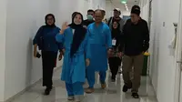 Ratu Zakiyah, Istri Yandri Susanto, Selesai Pemeriksaan Kesehatan di RSUD Banten. (Sabtu, 31/08/2024). (Yandhi Deslatama/Liputan6.com).