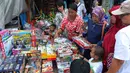 Sejumlah pembeli memilih mainan anak yang dijual di Pasar Gembrong, Jakarta, Jumat (8/7). Libur lebaran banyak dimanfaatkan orang tua untuk mengajak anaknya berbelanja aneka mainan murah. (Liputan6.com/Angga Yuniar)