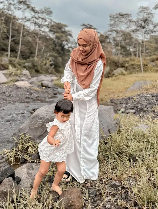 Potret bersama Moana yang diunggah RIa Ricis pun menghadirkan beragam tanggapan netizen. Ada yang ikut bahagia, namun ada juga yang merasa sedih karena rumor rumah tangga sang YouTuber yang tak baik-baik saja. [Foto: Instagram/riaricis1795]