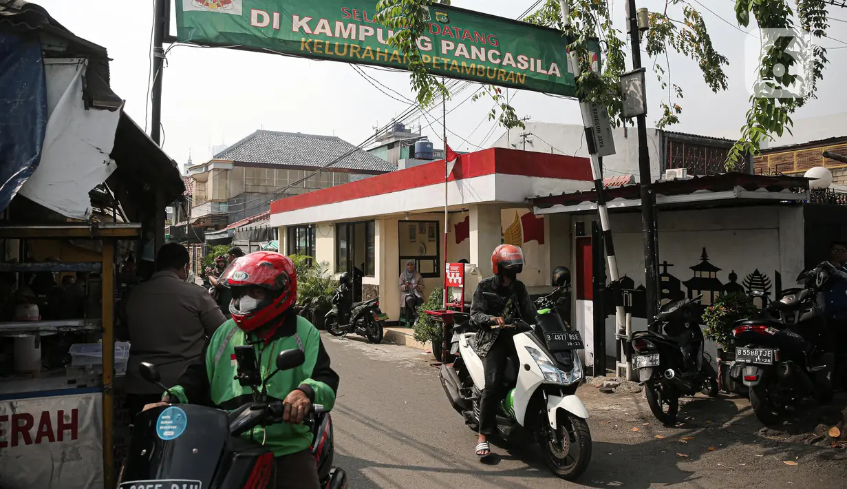 <p>Suasana kawasan Jalan Petamburan III, Jakarta, Rabu (20/7/2022). Mantan pimpinan Front Pembela Islam (FPI) Muhammad Rizieq Shihab dinyatakan bebas bersyarat dari Rutan Bareskrim Polri, pada hari ini. (Liputan6.com/Faizal Fanani)</p>