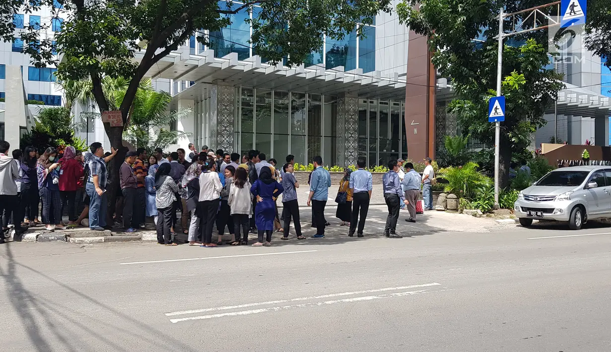 Sejumlah karyawan dan pengunjung hotel berhamburan keluar gedung di Kawasan KH Wahid Hasyim, Jakarta, Selasa (23/1). Akibat gempa berkekuatan 6,4 skala Richter, banyak pegawai di gedung bertingkat berlari menyelamatkan diri. (Liputan6.com/Herman Zakharia)