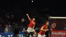 Ganda putri Indonesia, Greysia Polii/Nitya mengembalikan kok ke arah pasangan Tang Jinhua/Tian Qing di final BCA Indonesia Open Superseries Premier 2015 di Jakarta, Minggu (7/6/2015). Tang JH/Tian Q menang 21-11, 21-10. (Liputan6.com/Andrian M Tunay)