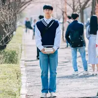 Lee Seung Gi tampil menjadi mahasiswa. (Foto: AllKpop)