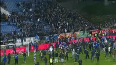 Berita video laga Liga Portugal, Estoril vs Porto, ditunda karena dinding tribun yang retak. This video presented by BallBall.