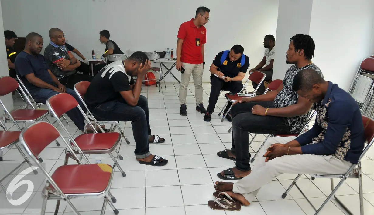 Sejumlah WNA diperiksa di apartemen Gading Nias, Jakarta, Kamis (1/9). Pemeriksaan yang dilakukan petugas Imigrasi, BNN, dan Polda Metro Jaya ini terkait pendataan WNA dan dugaan tindak pidana penyalahgunaan narkotika. (Liputan6.com/Gempur M Surya)