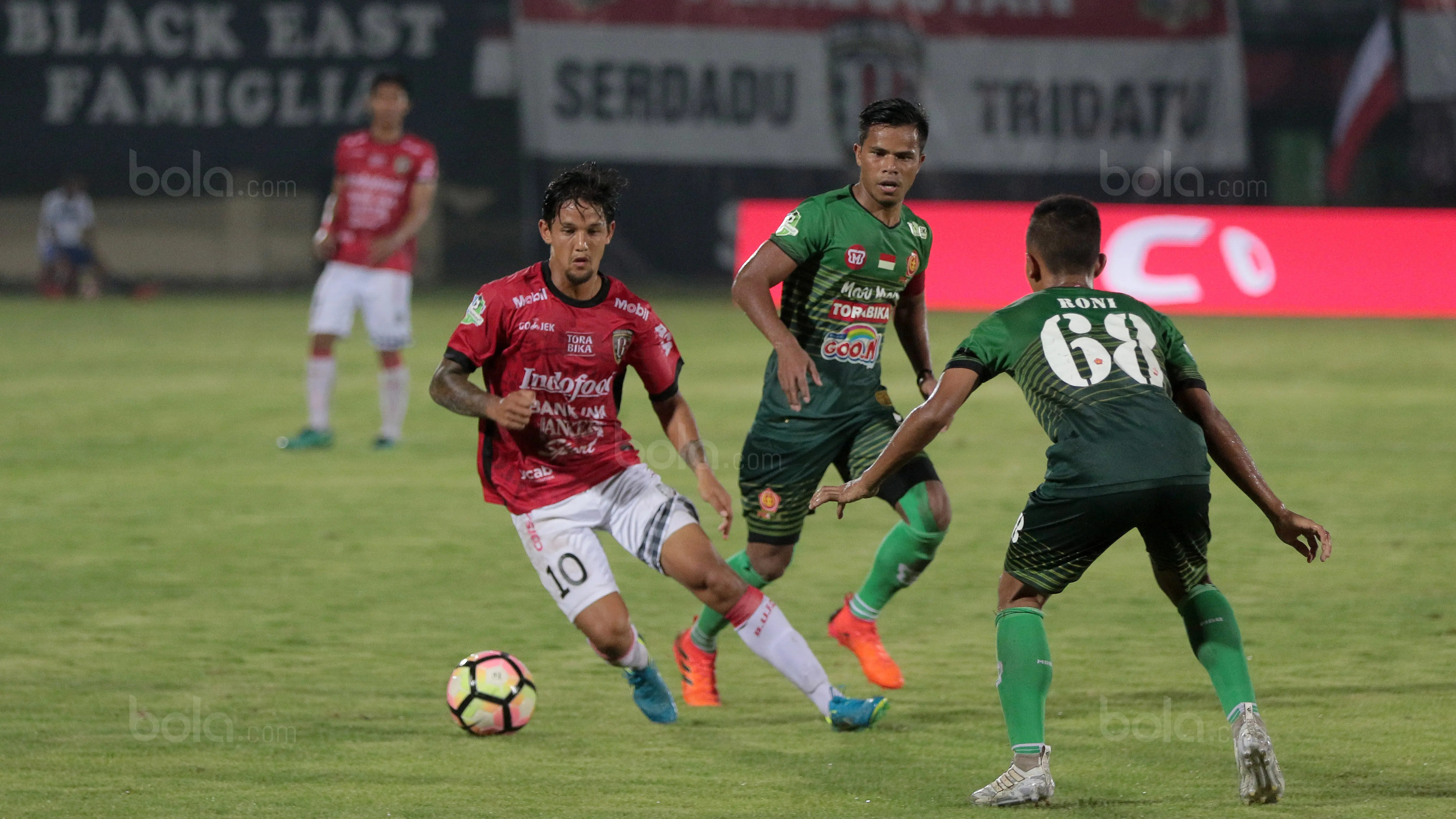 Irfan Bachdim (kiri) dan kawan-kawan siap tampil di ajang AFC. (Bola.com/NIcklas Hanoatubun) 