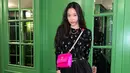 <p>Tampiul stylist dengan perpaduan warna hitam dan shocking pink seperti Son Na Eun. (@marcellasne_)</p>