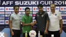 Pemain Timnas Indonesia, Evan Dimas, bersalaman dengan pemain Thailand, Puangchan, saat jumpa pers di Stadion Rajamangala, Bangkok, Jumat (16/11). Indonesia akan melawan Thailand pada laga Piala AFF 2018. (Bola.com/M. Iqbal Ichsan)