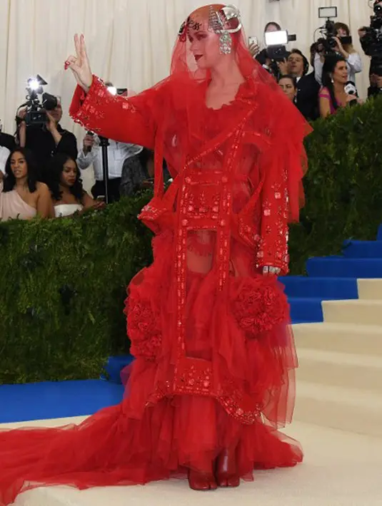 Sampai saat ini, Katy memang belum terlihat menggandeng pria lain yang menggantikan posisi Orlando di hatinya. Namu beda halnya dengan Orlando yang sempat disiarkan memiliki kedekatan dengan beberapa wanita cantik. (AFP/Bintang.com)