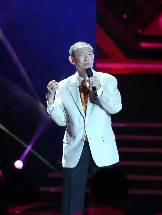 "Acara seperti ini bagus untuk anak muda untuk mengetahui musik-musik lama. Karena musik jaman sekarang nggak punya melodi," ujarnya yang juga berduet dengan penyanyi Yuni Shara. (Nurwahyunan/Bintang.com)