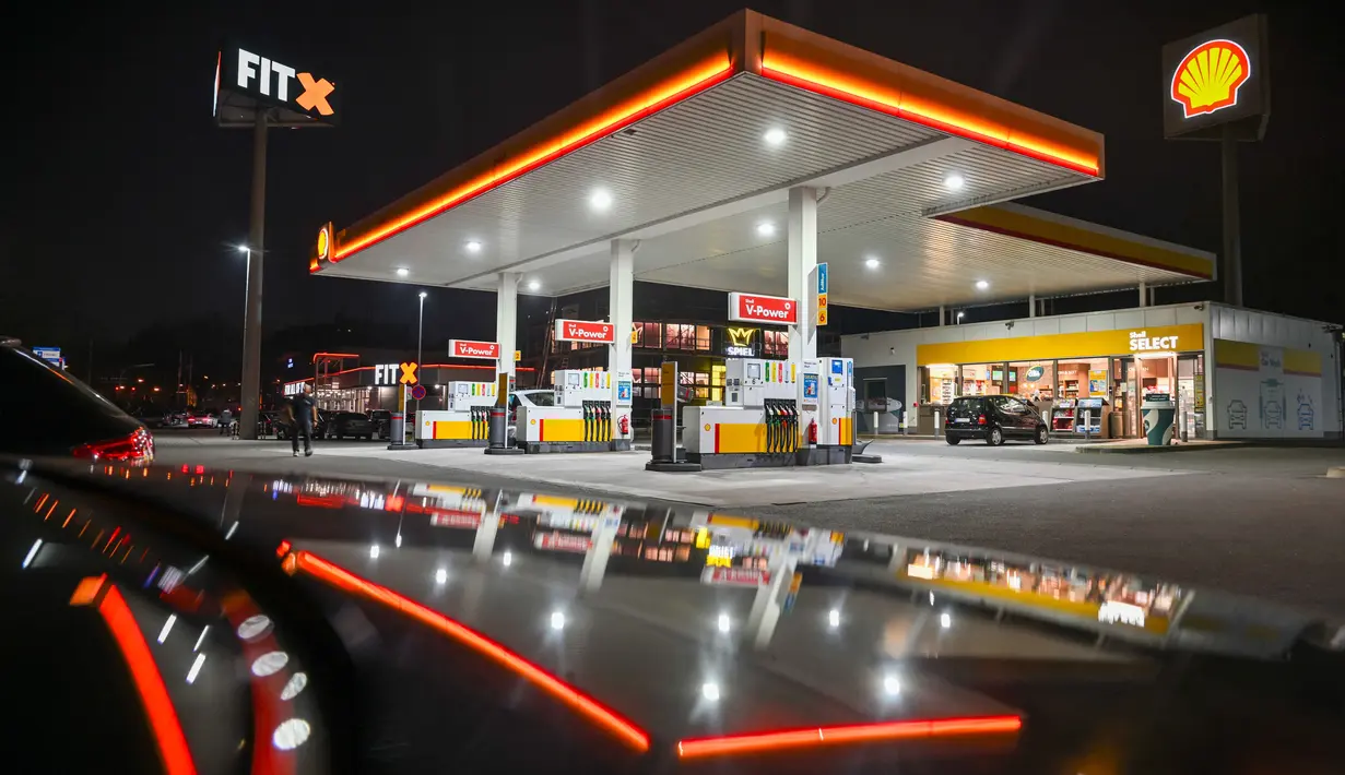 Harga minyak dunia diperkirakan akan terus beranjak naik. Tampak foto yang menunjukkan sebuah Stasiun Pengisian Bahan Bakar Umum (SPBU) Shell di Bochum, Jerman, pada Rabu 4 Maret 2026. (Ina FASSBENDER/AFP)