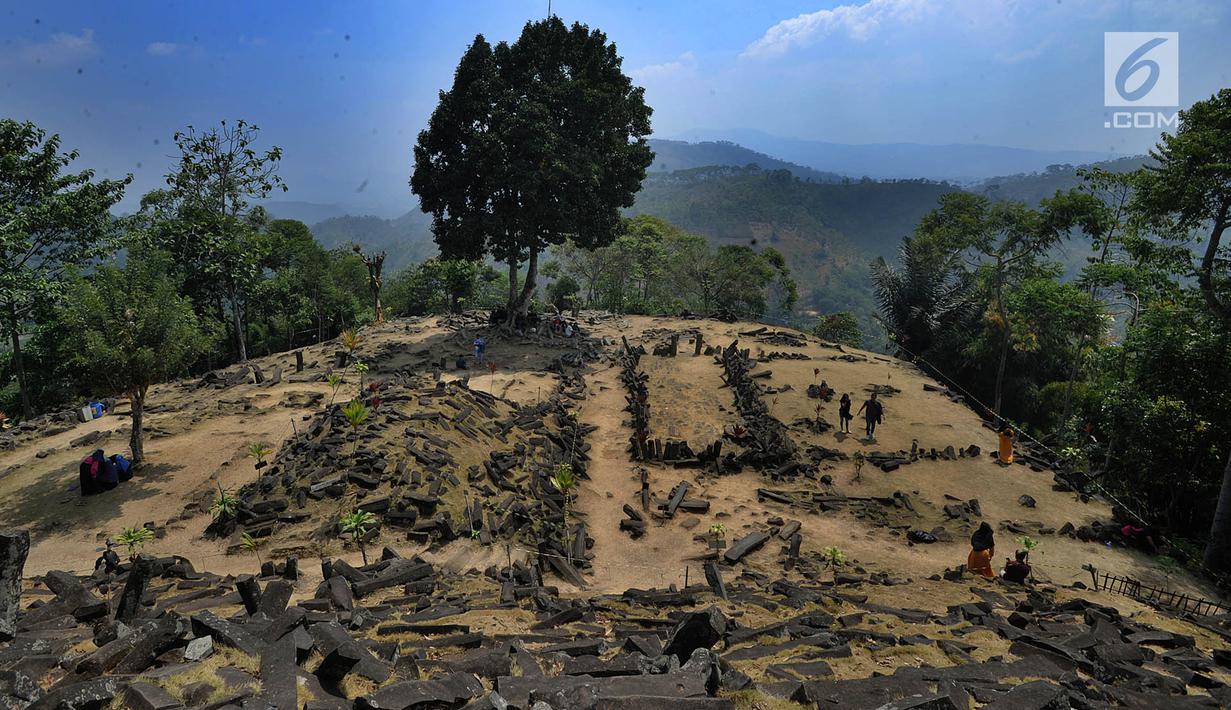 Sejumlah batu tersebar di kawasan Situs Megalitikum Gunung Padang, Kabupaten Cianjur, Jawa Barat, Minggu (11/8/2019). Libur Idul Adha 2019 dimanfaatkan warga sekitar Jabotabek dan Bandung untuk mengunjung situs megalitik terbesar di Asia Tenggara tersebut. (merdeka.com/Arie Basuki)