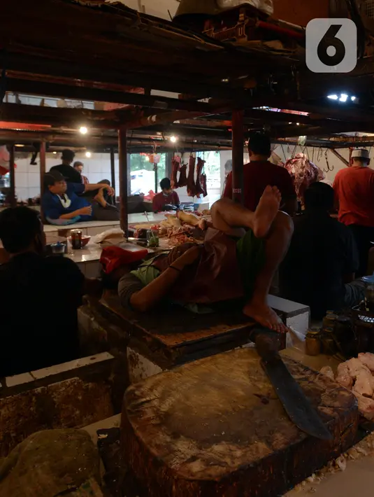Pedagang daging sapi beristirahat saat menunggu pembeli di Pasar Perumnas, Jakarta, Selasa (19/1/2021). Harga daging sapi murni berada di atas Rp 120 ribu per kilogram dalam beberapa hari terakhir. (merdeka.com/Imam Buhori)