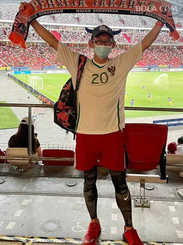 Franky Chandra, warga Indonesia di Singapura saat menyaksikan duel penyisihan Piala AFF antara Timnas Indonesia vs Malaysia, Minggu (20/12/2021) di Stadion Nasional, Singapura. (Bola.com/Dok. Pribadi)