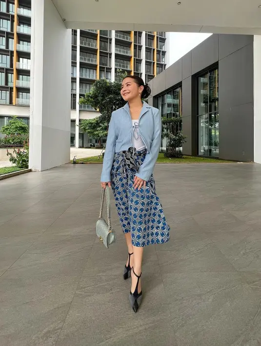 Kerap kenakan wastra jadi modern, sontek gaya Prilly yang memadukan cropped blazer dengan rok batik satu ini, [@prillylatuconsina96]