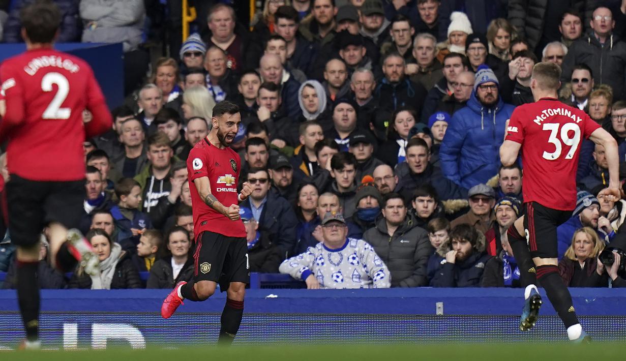 Everton vs Manchester United, (2/3/2020). Bruno Fernandes membuat 1 gol penyama kedudukan, setelah sempat tertinggal akibat blunder penjaga gawang, David de Gea yang berujung gol Dominic Calvert Lewin di awal laga. Hasil akhir, Manchester United menahan imbang Everton 1-1. (AP Photo/Jon Super)