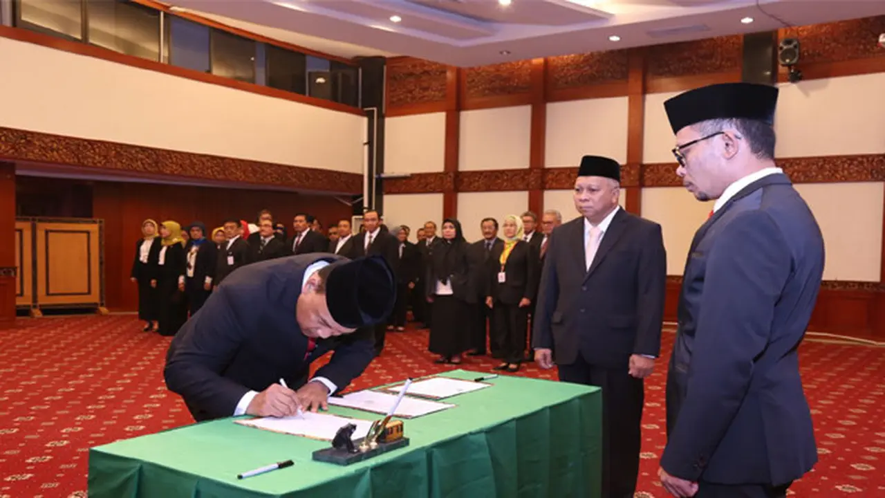M Hanif Dhakiri melantik Direktur Jenderal Pembinaan Pengawasan Ketenagakerjaan dan Keselamatan dan Kesehatan Kerja ( PPK dan K3) Sugeng Priyanto di kantor Kemnaker, Jakarta pada Jumat (22/9).