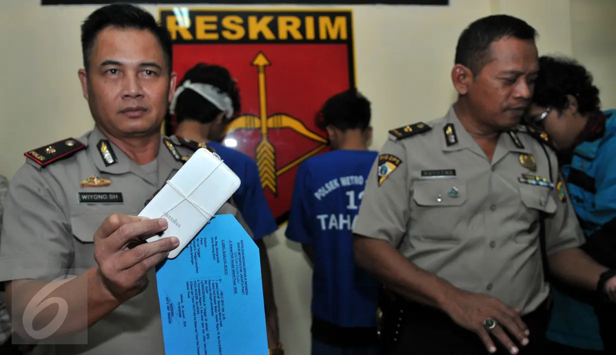 Kapolsek Johar Baru, Kompol Wiyono menunjukan barang bukti penjambretan, Jakarta, Senin (25/1/2016). Polsek Johar Baru amankan dua pelaku penjambretan yang babak belur dihajar warga. (Liputan6.com/Yoppy Renato)