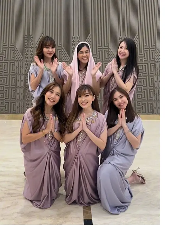 6 Potret Chibi Chibi Kompak Kenakan Kaftan, Angel dan Ryn Coba Pakai Hijab